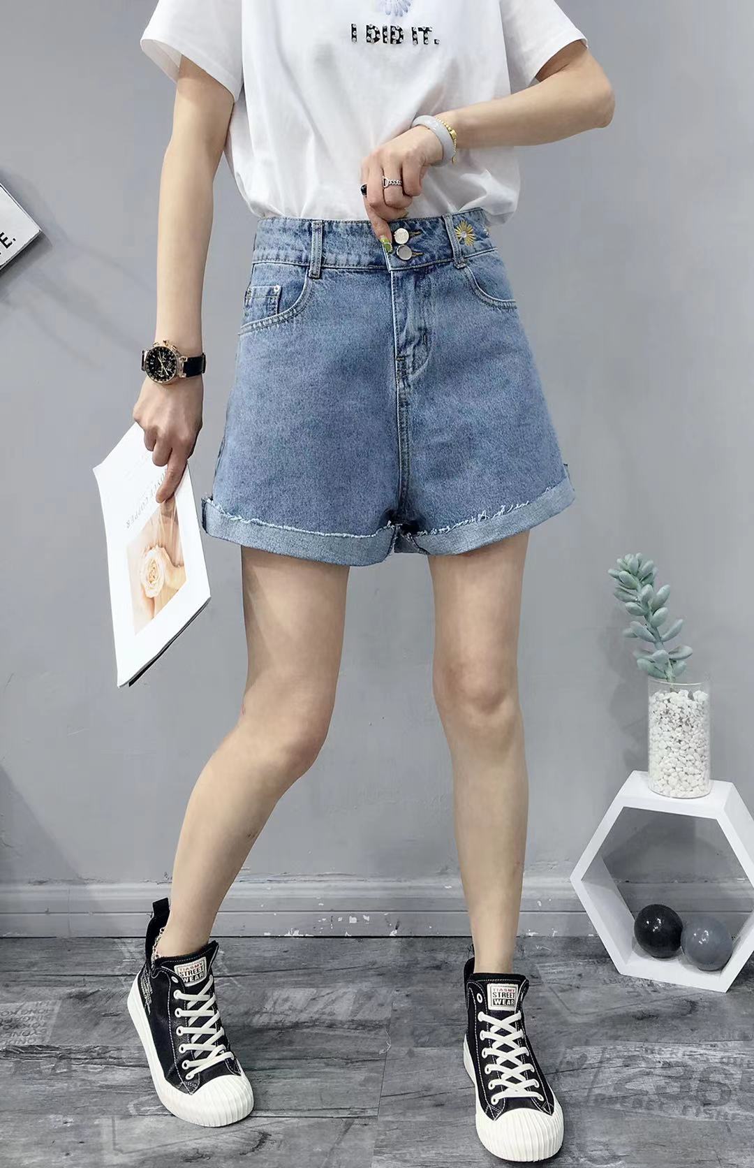 Summer 2021 new high-waisted three-part embroidered light-colored wide-mouthed non-elastic denim shorts detail image 4