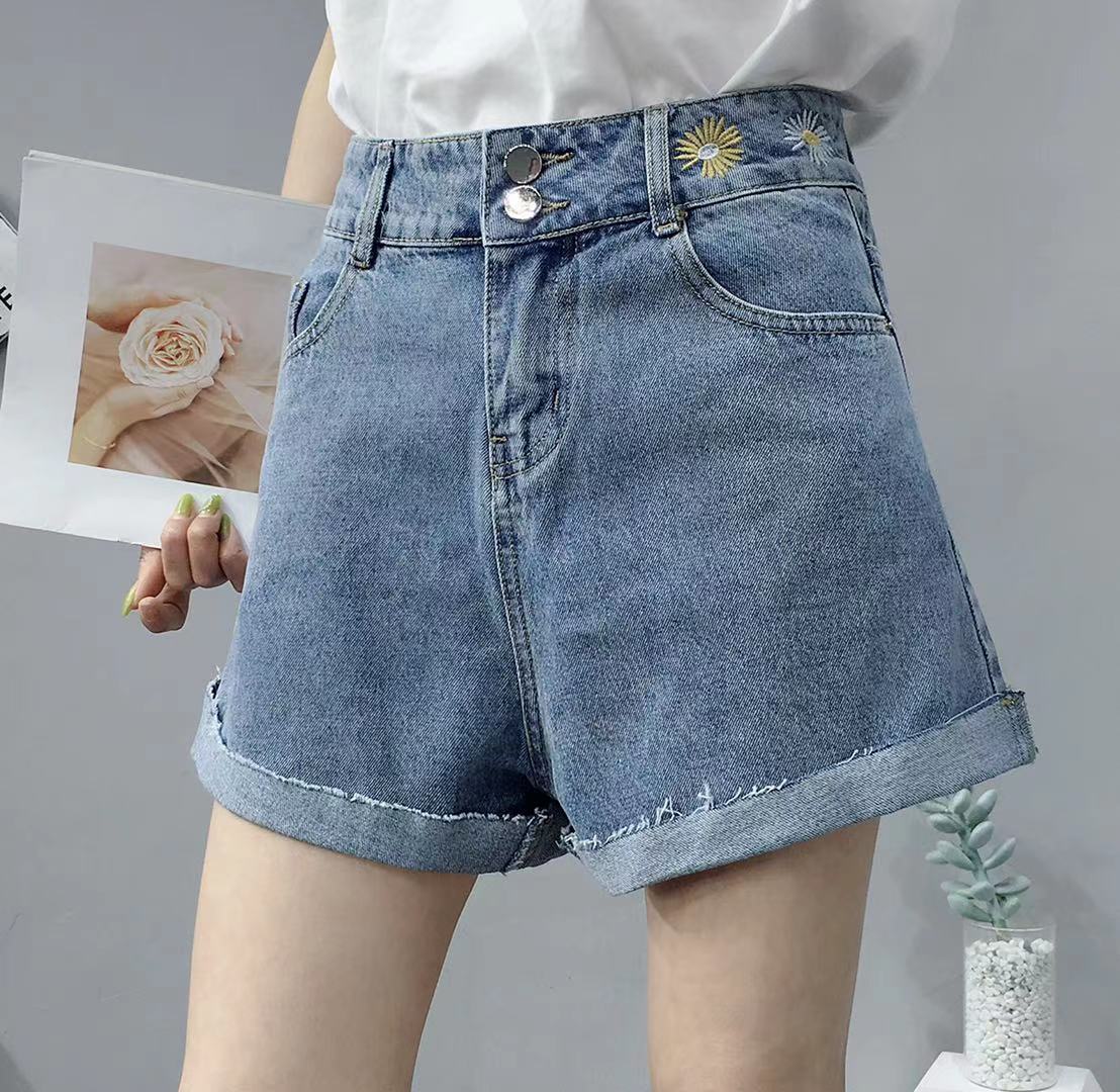 Summer 2021 new high-waisted three-part embroidered light-colored wide-mouthed non-elastic denim shorts detail image 3