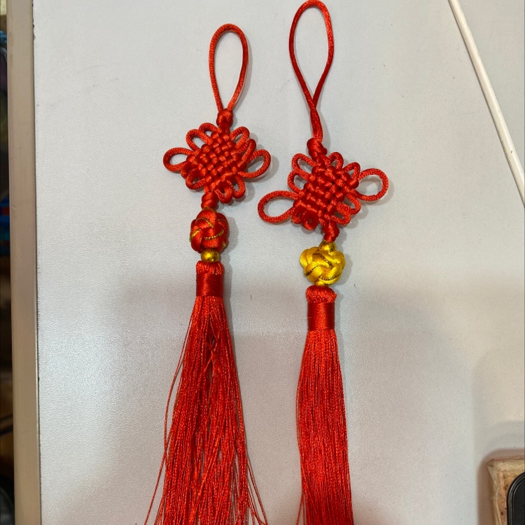 A single string of happy colored balls