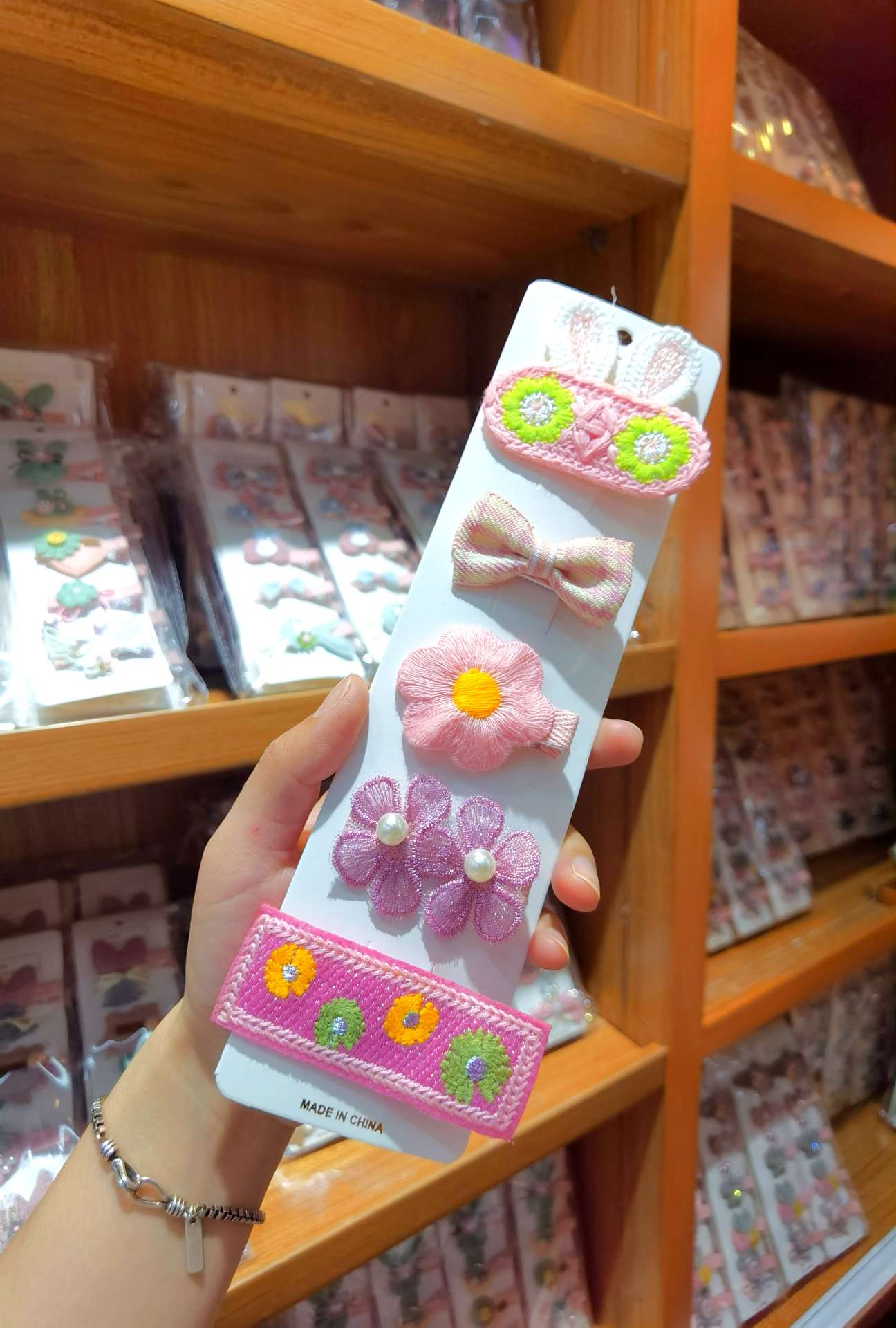 A new 5-piece set of children's hair clips from Japan and South Korea, featuring cute knitted and embroidered side clips Specification image