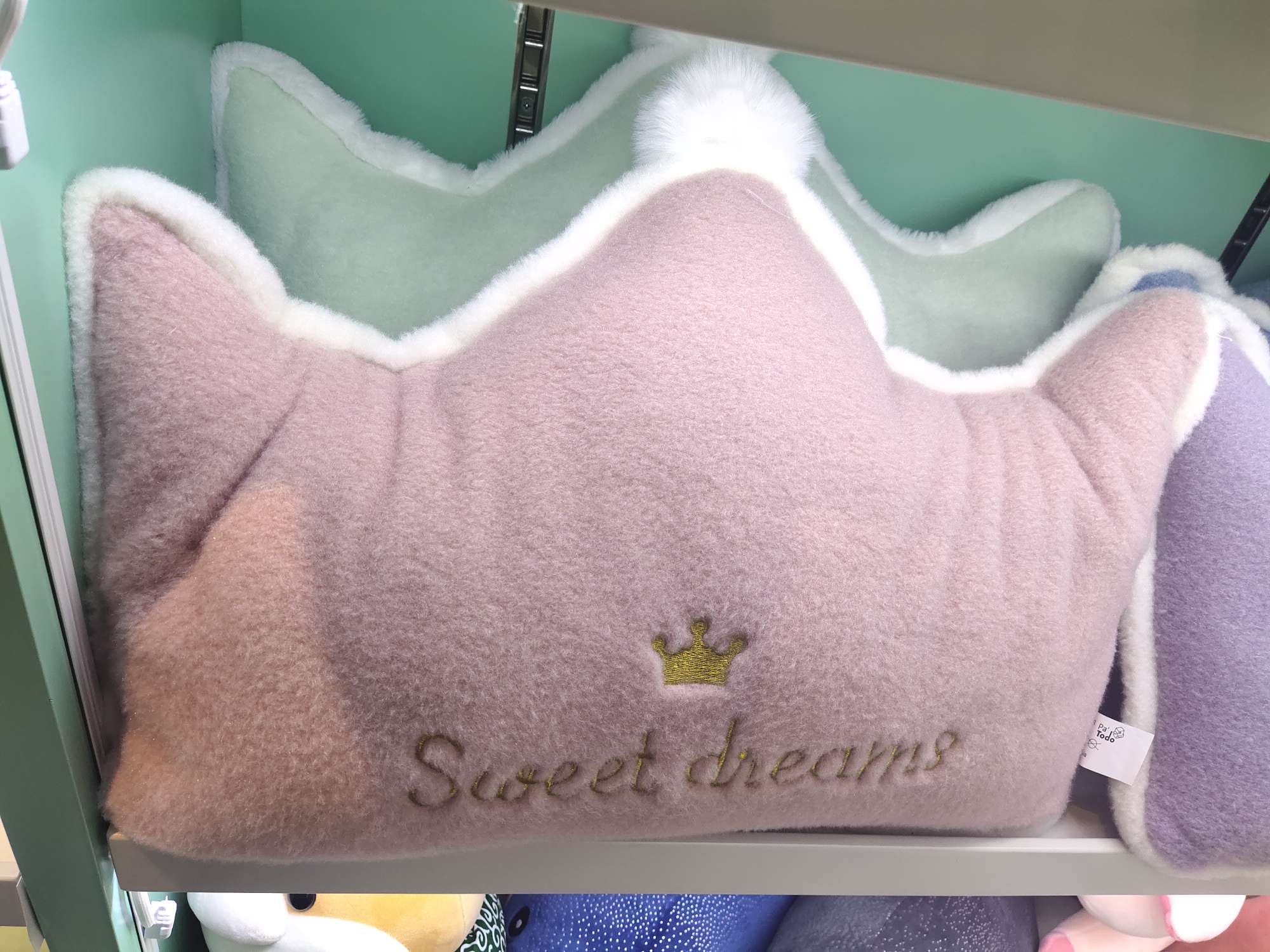 Crown throw pillow Application Scenario