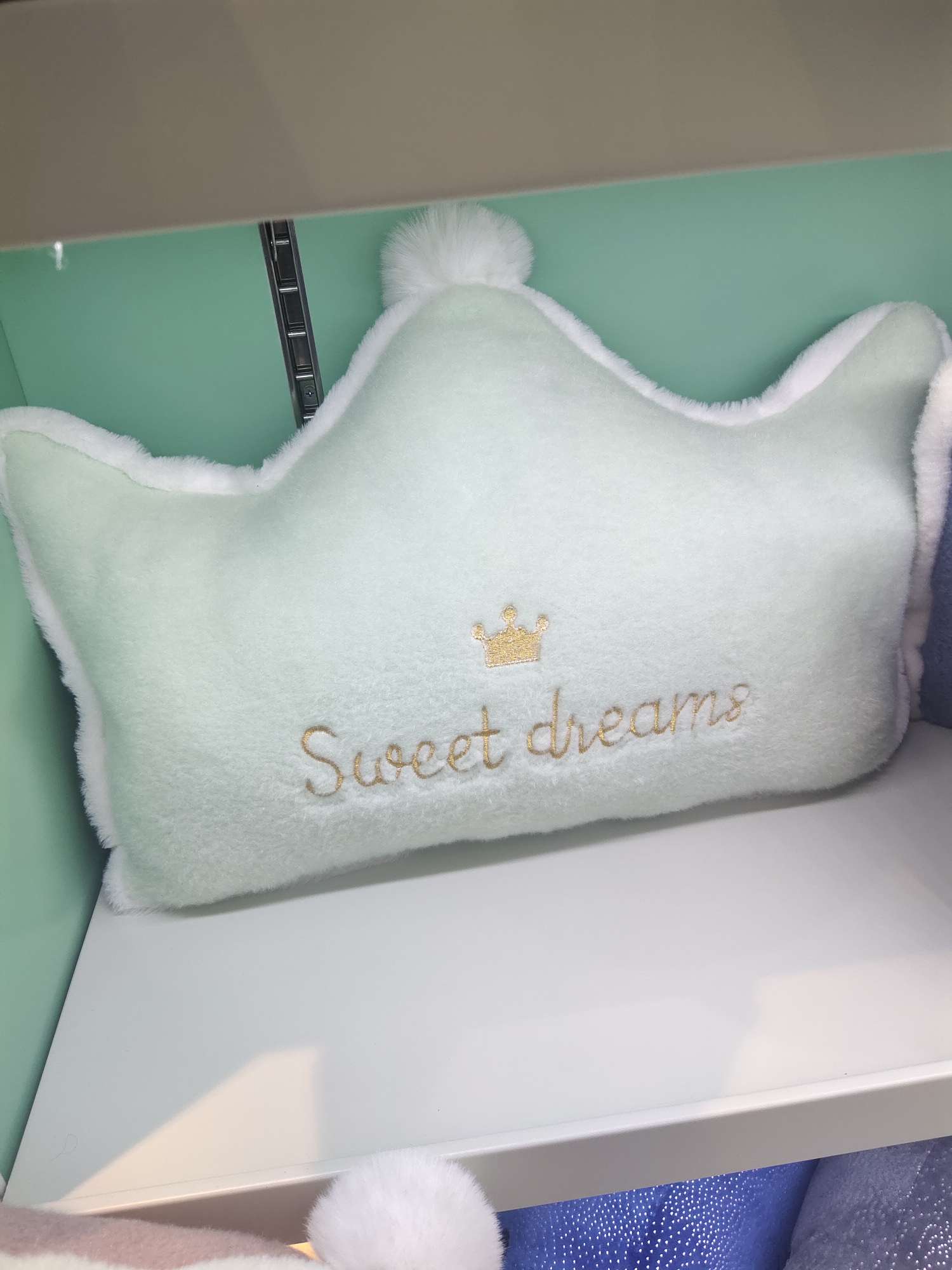 Crown throw pillow details Picture