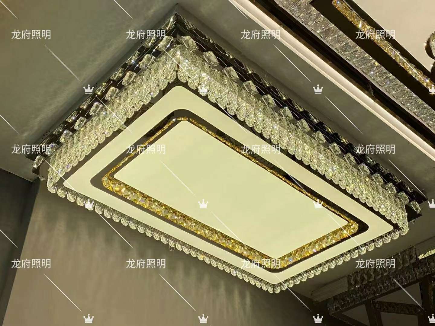 The crystal living room lamp is large and rectangular details Picture
