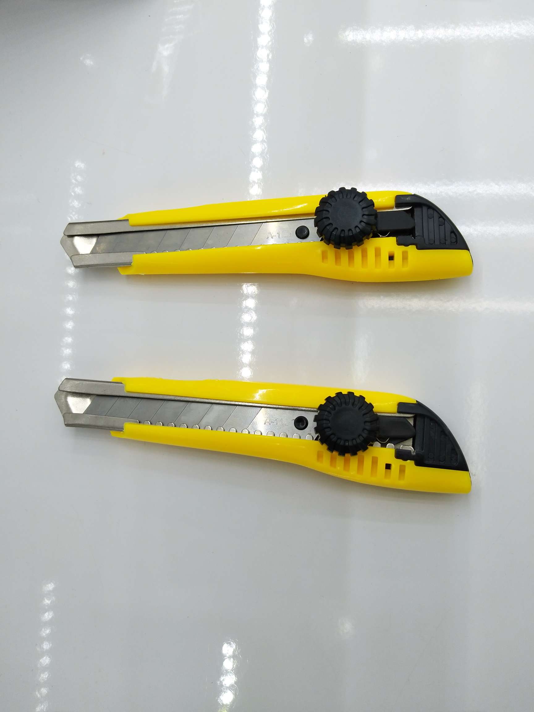 Scissors, woodworking knives, utility knives, paper cutting knives, tool knives, box opening knives, hardware tools, hardware knives Specification drawing