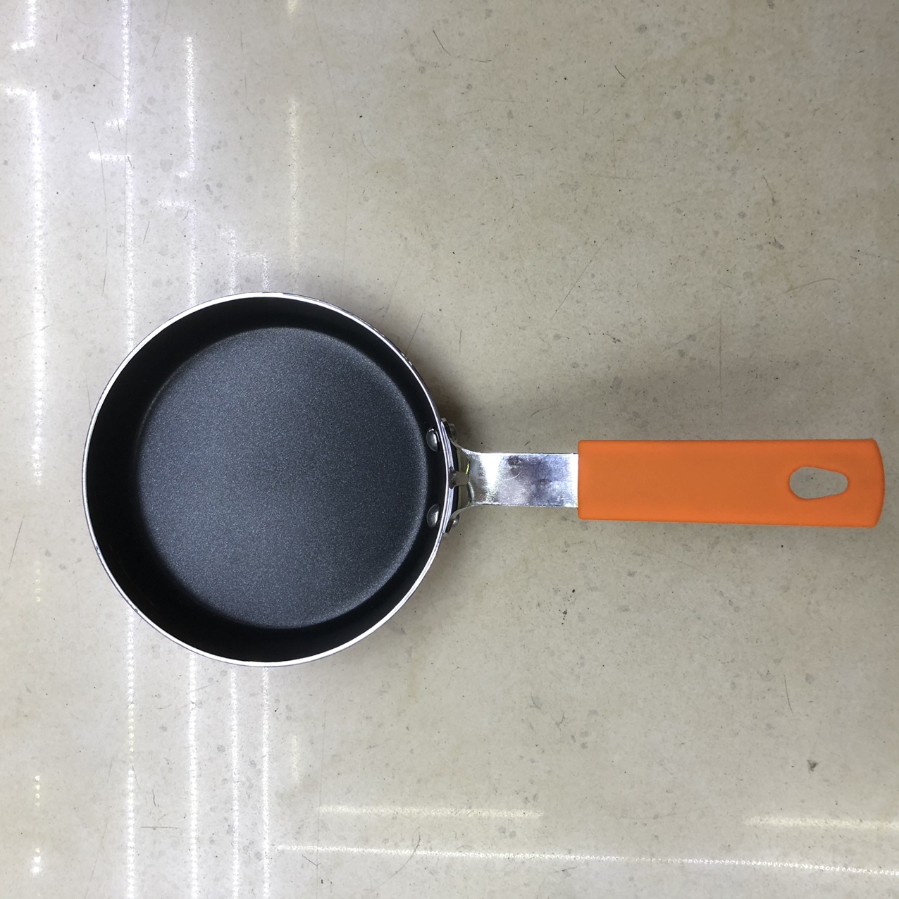 Mango de silicona de color pequeña olla pequeña freidora olla antiadherente freidora de desayuno olla de aluminio para el hogar pequeño antioxidante aceite ligero cocina de humo pequeña olla redonda ahorro de energía y medio ambiente