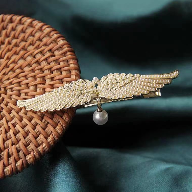 A fashionable and cute angel wing hair clip for a Korean girl