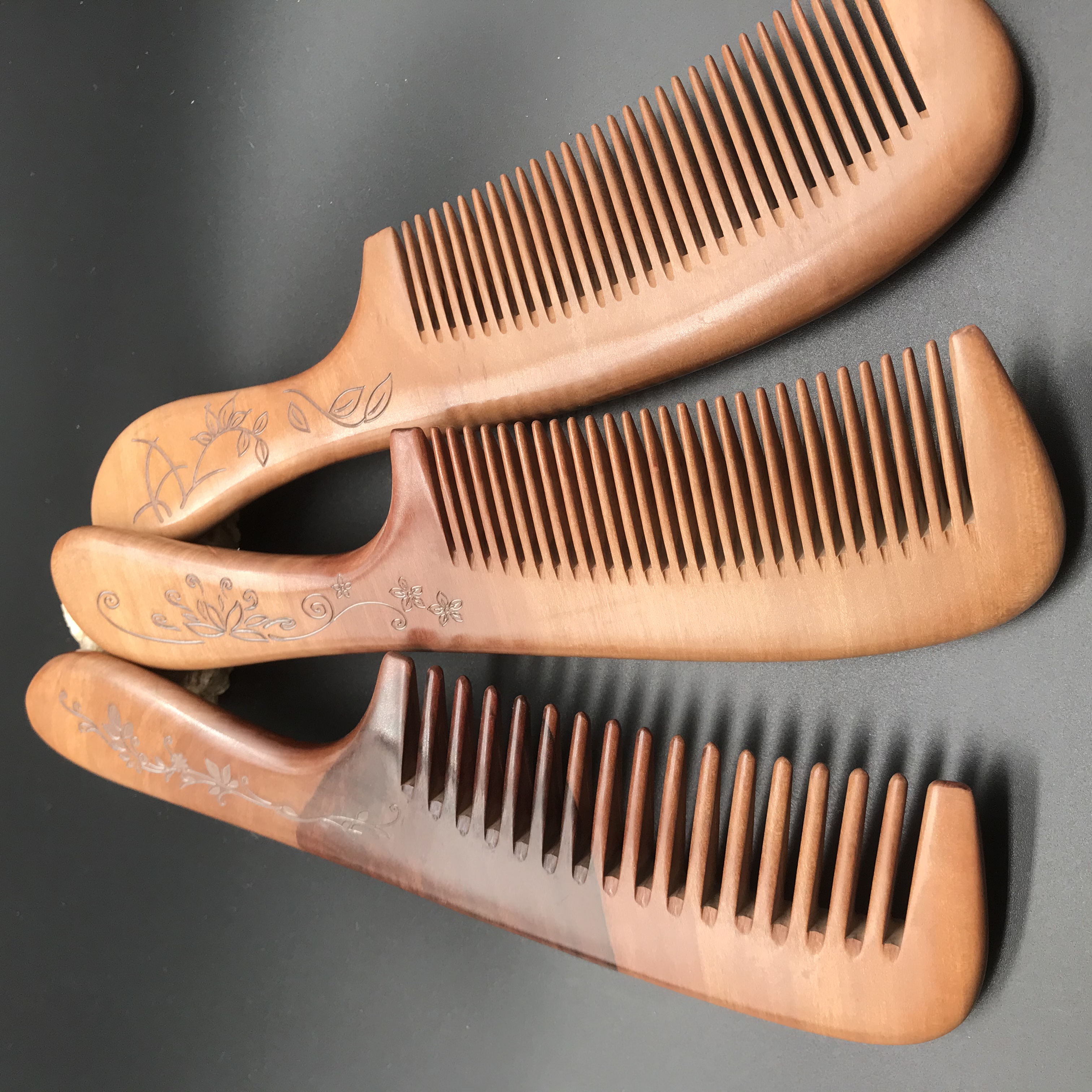 Factory direct sales of genuine peach wood combs made of natural wood, extra-large handle combs, beauty anti-static combs, wide-toothed combs, fine-toothed combs detail image 10
