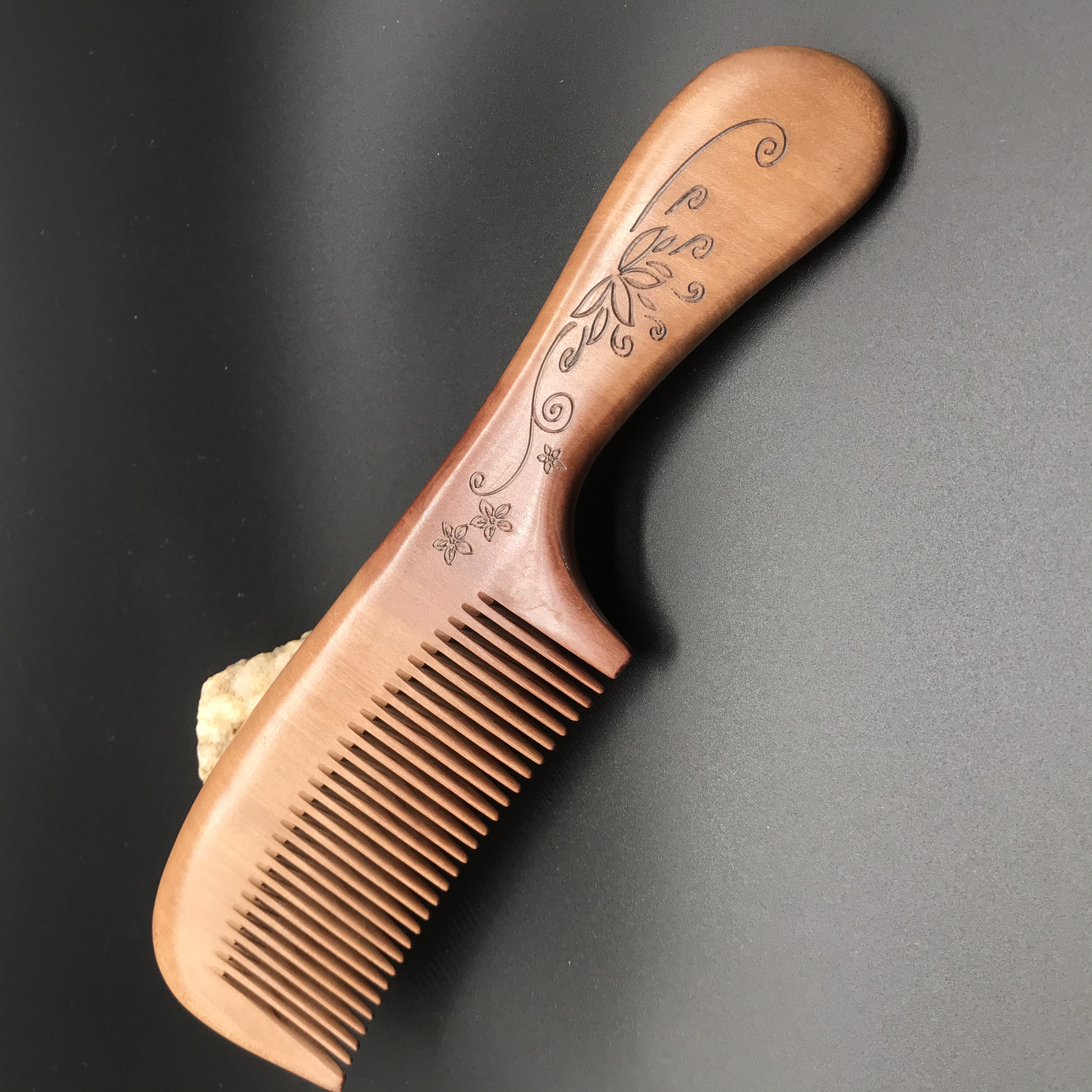 Factory direct sales of genuine peach wood combs made of natural wood, extra-large handle combs, beauty anti-static combs, wide-toothed combs, fine-toothed combs Application Scenario