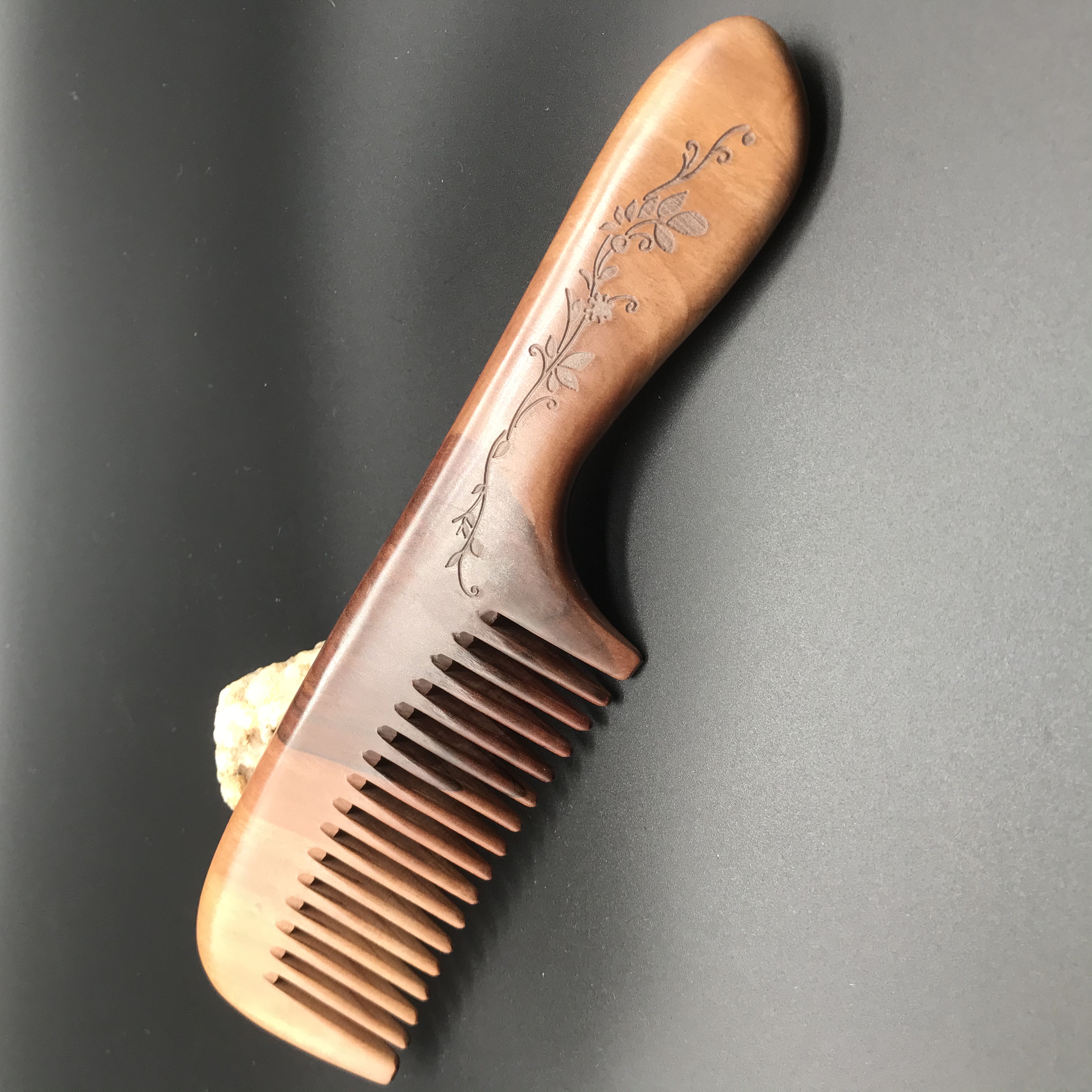 Factory direct sales of genuine peach wood combs made of natural wood, extra-large handle combs, beauty anti-static combs, wide-toothed combs, fine-toothed combs detail image 3