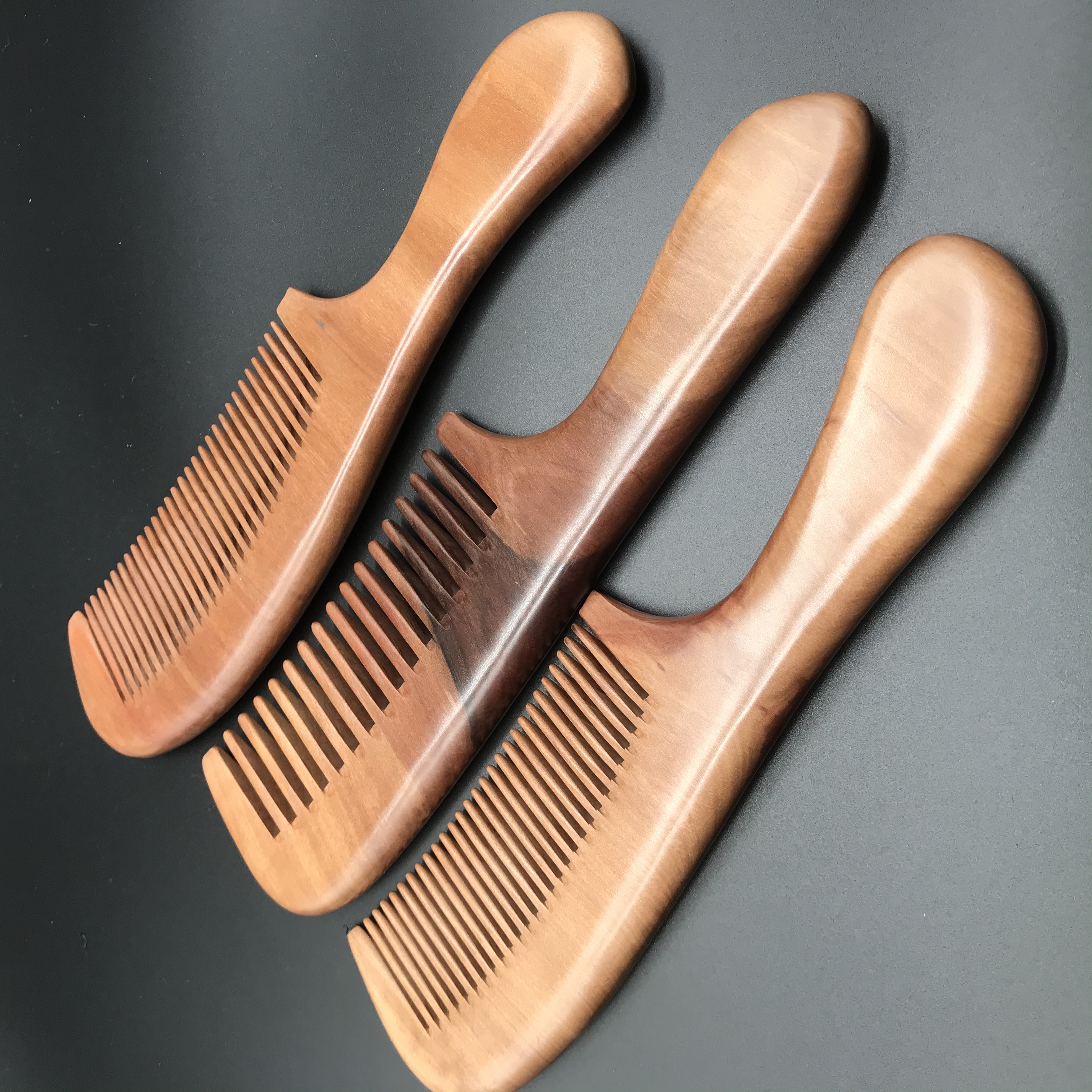 Factory direct sales of genuine peach wood combs made of natural wood, extra-large handle combs, beauty anti-static combs, wide-toothed combs, fine-toothed combs detail image 6