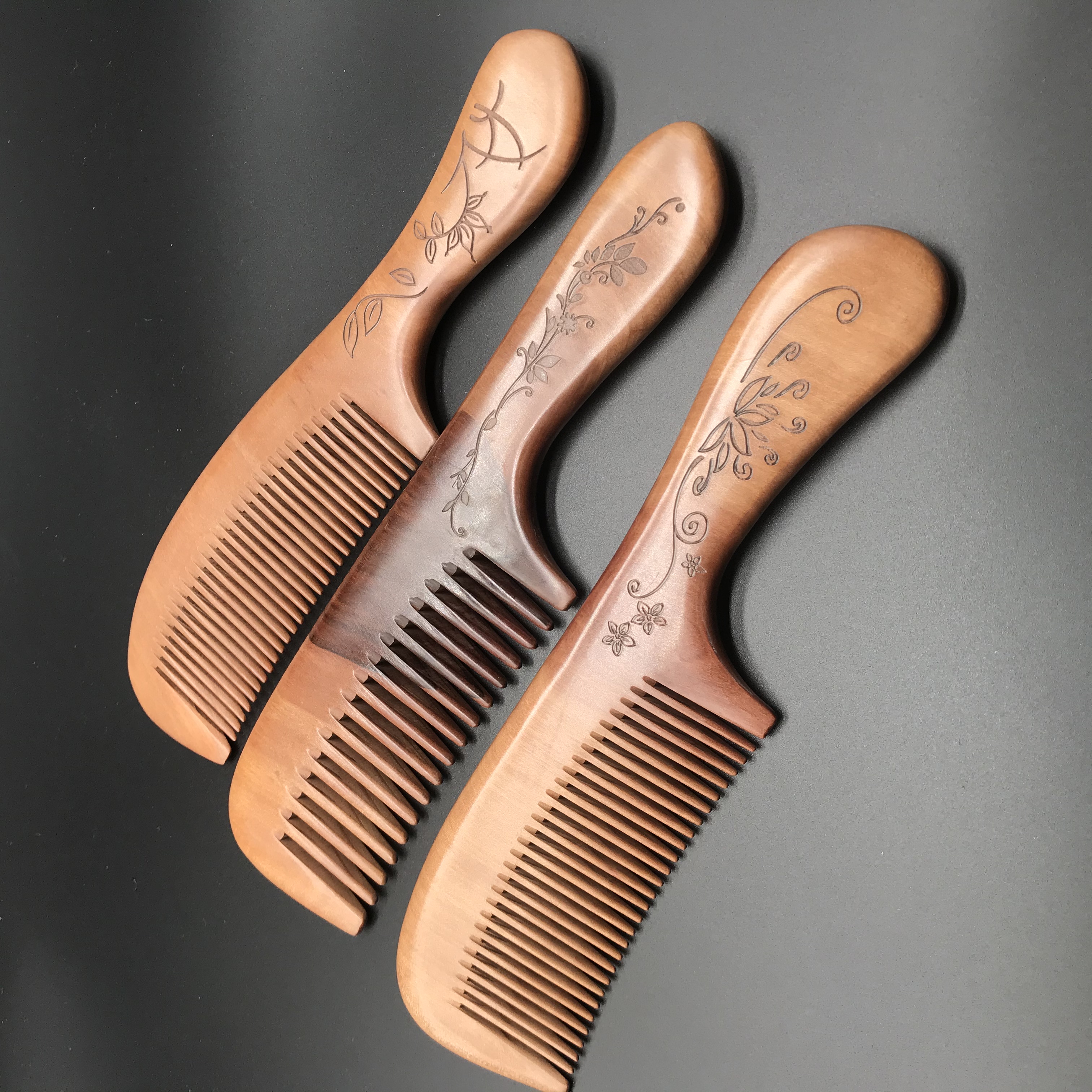 Factory direct sales of genuine peach wood combs made of natural wood, extra-large handle combs, beauty anti-static combs, wide-toothed combs, fine-toothed combs detail image 5