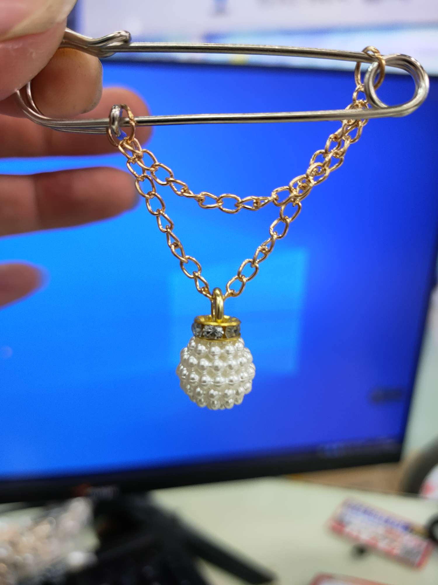 Pin Pendant details Picture