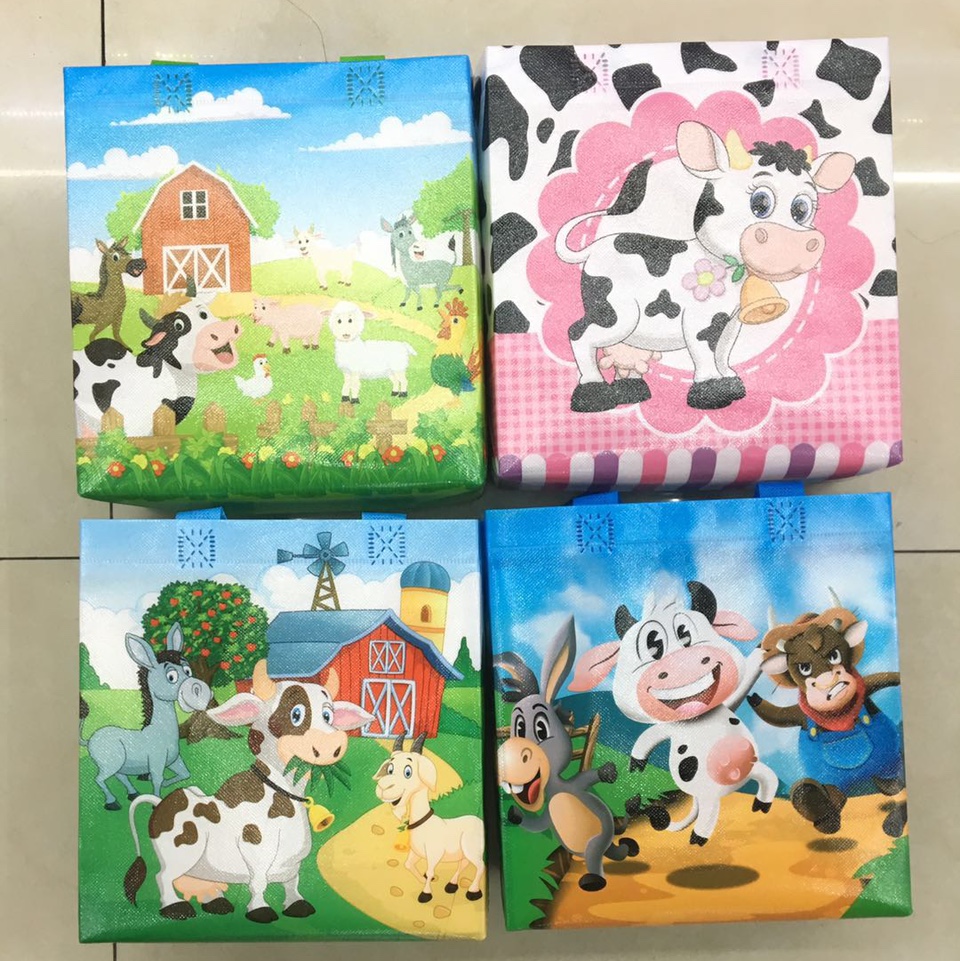 Laminated three-dimensional bags for cows