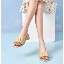 新款甜美褶皱套脚粗跟凉鞋中跟精致外穿女鞋