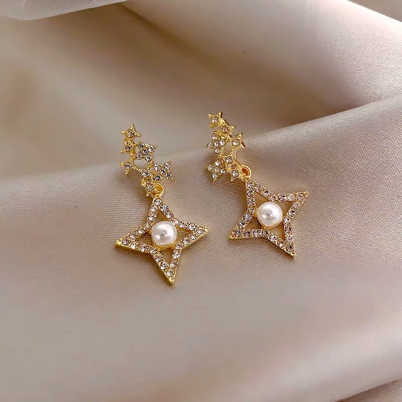 Diamond-shaped stud earrings
