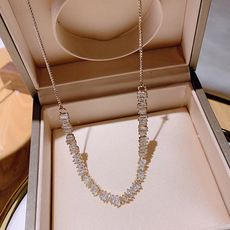 Collar con circonitas irregulares