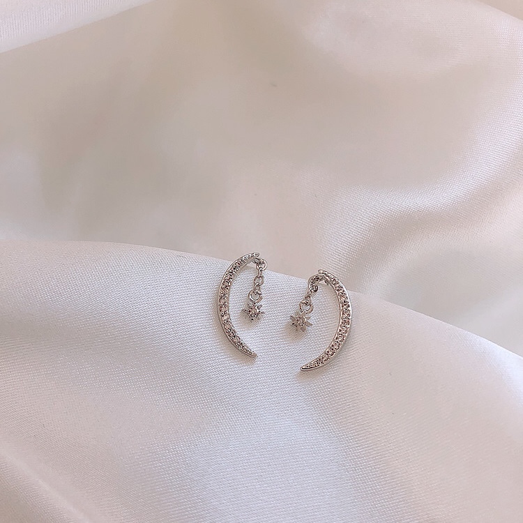 Crescent-shaped stud earrings
