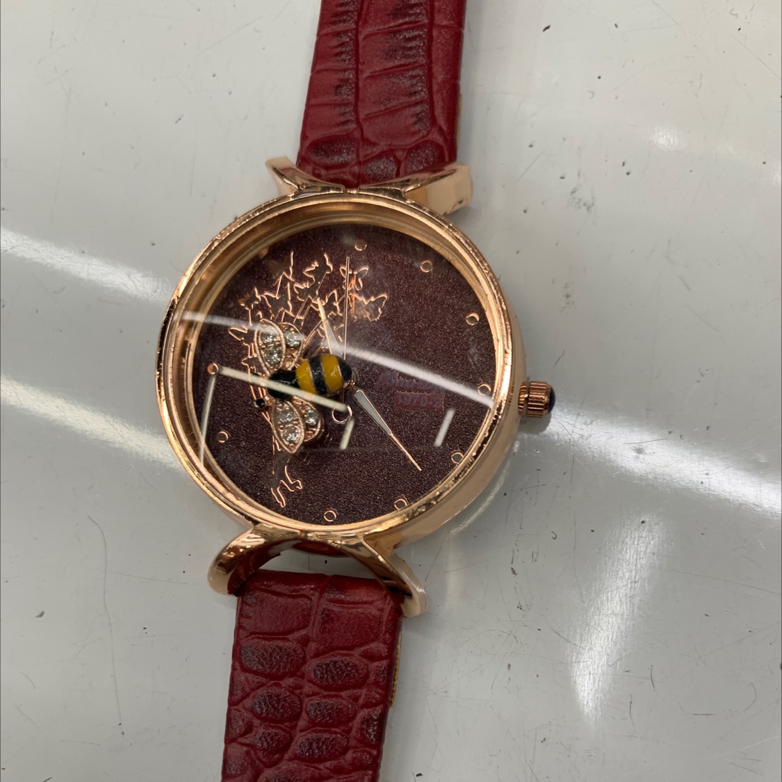 21款女士皮表带红色配色蜜蜂装饰