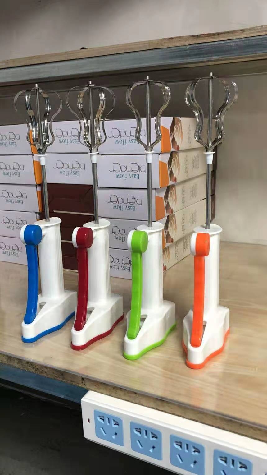 Kitchen gadgets: Manual high-speed egg beater, creative semi-automatic egg beater, cream whipper Application Scenario