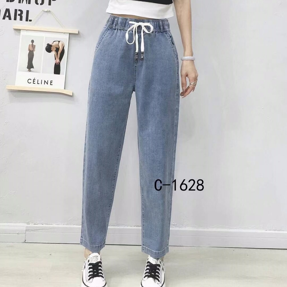 Light-colored denim trousers with elastic waist for women