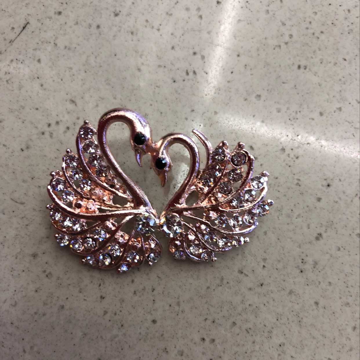 胸针/徽章/徽章磁吸/亚克力胸针/丝巾扣女士时尚产品图