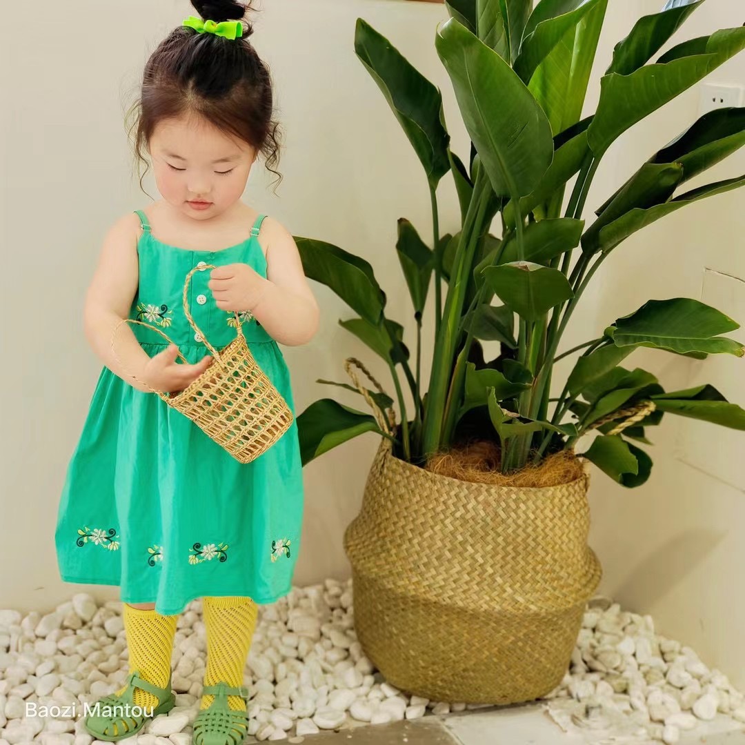 Revealing the unique charm of green dress