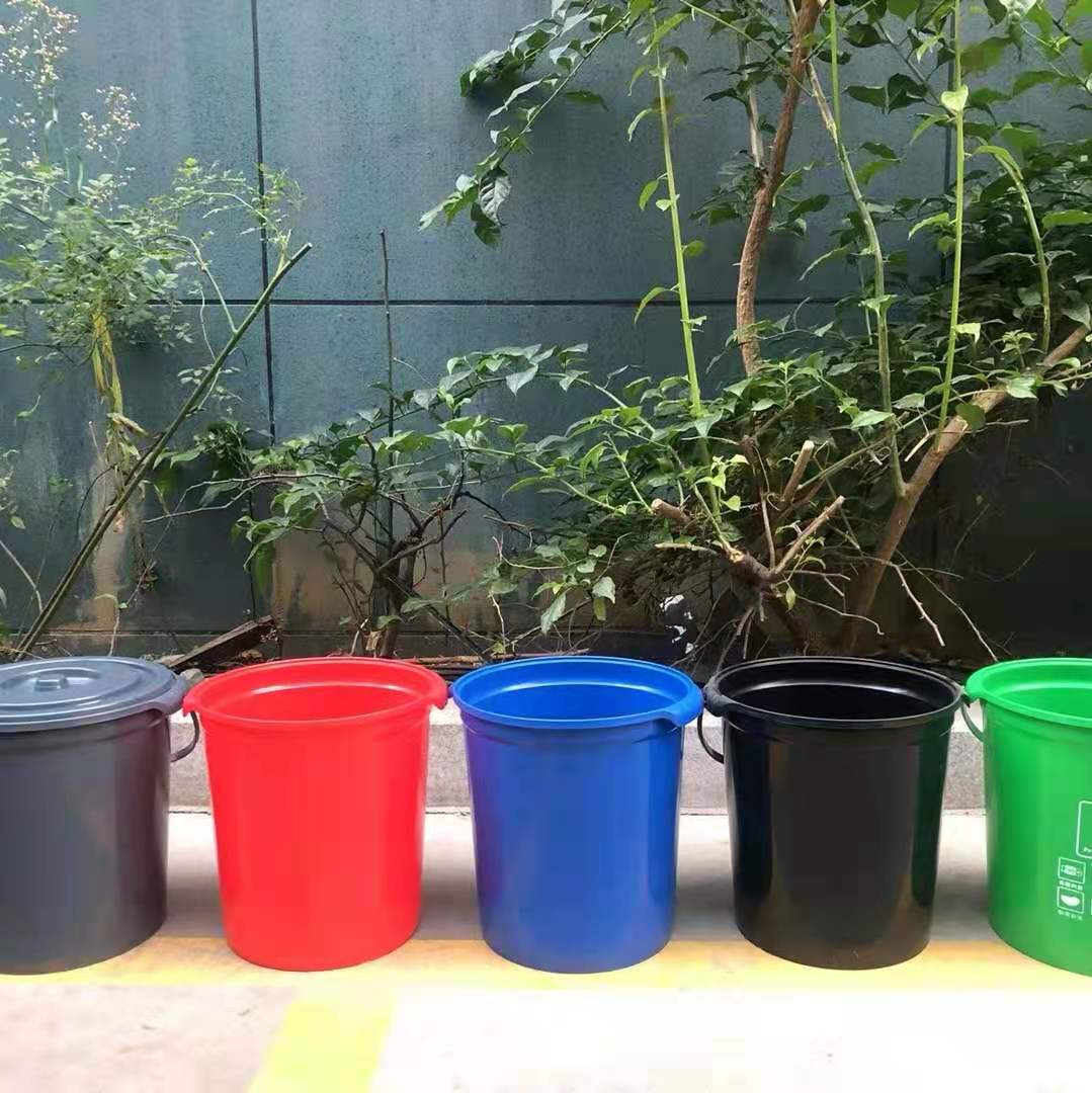 厂家直销品质优良全新塑料托板，塑料环卫垃圾桶。白底实物图