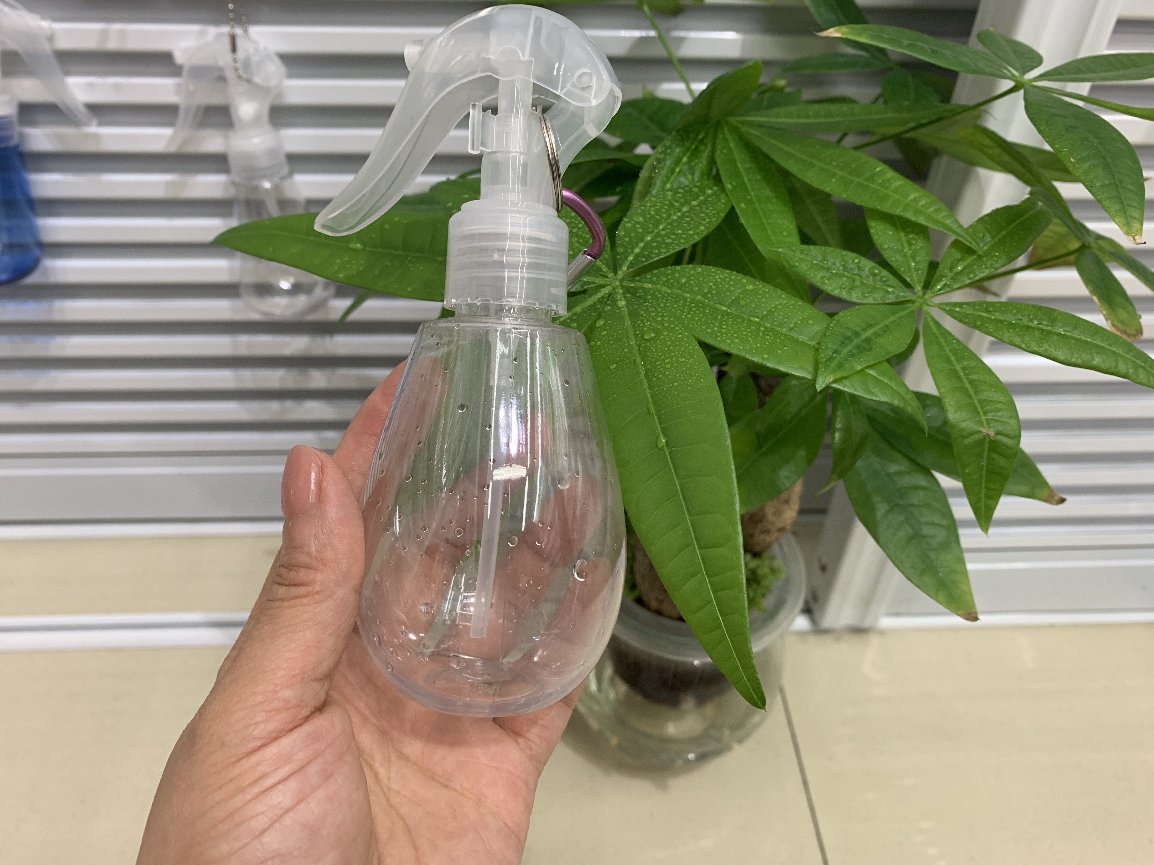 150ml倒立挂钩瓶，乳液瓶，瓶身颜色可定制产品图