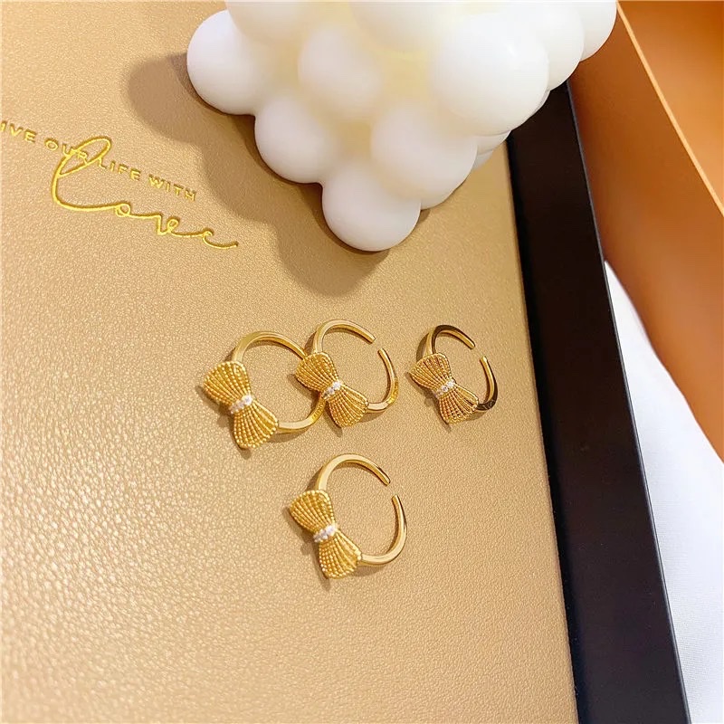 Chenglong Jewelry's niche design of a genuine gold ring with feminine charm, diamond-encrusted index finger ring, geometric hollowed-out bow ring CL01060-40 Application Scenario