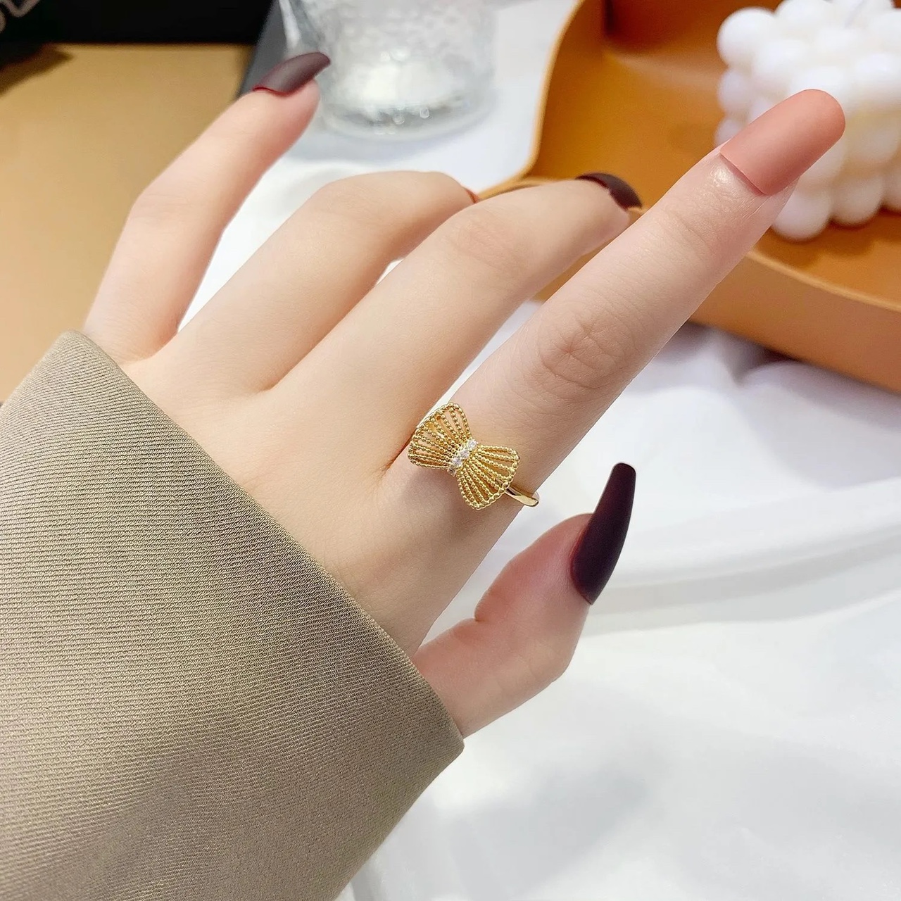 Chenglong Jewelry's niche design of a genuine gold ring with feminine charm, diamond-encrusted index finger ring, geometric hollowed-out bow ring CL01060-40