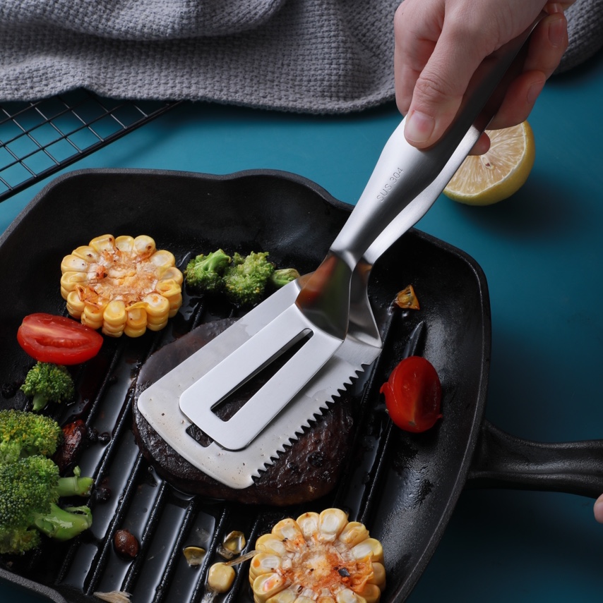 The 304 stainless steel steak spatula is convenient and fast