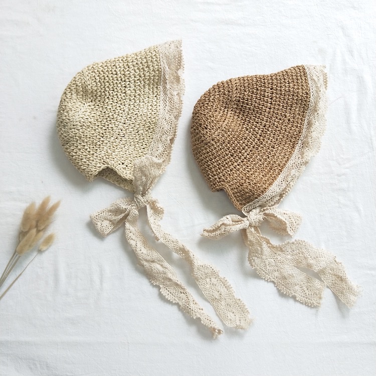 Close-up of Little Lori showing texture and curvature