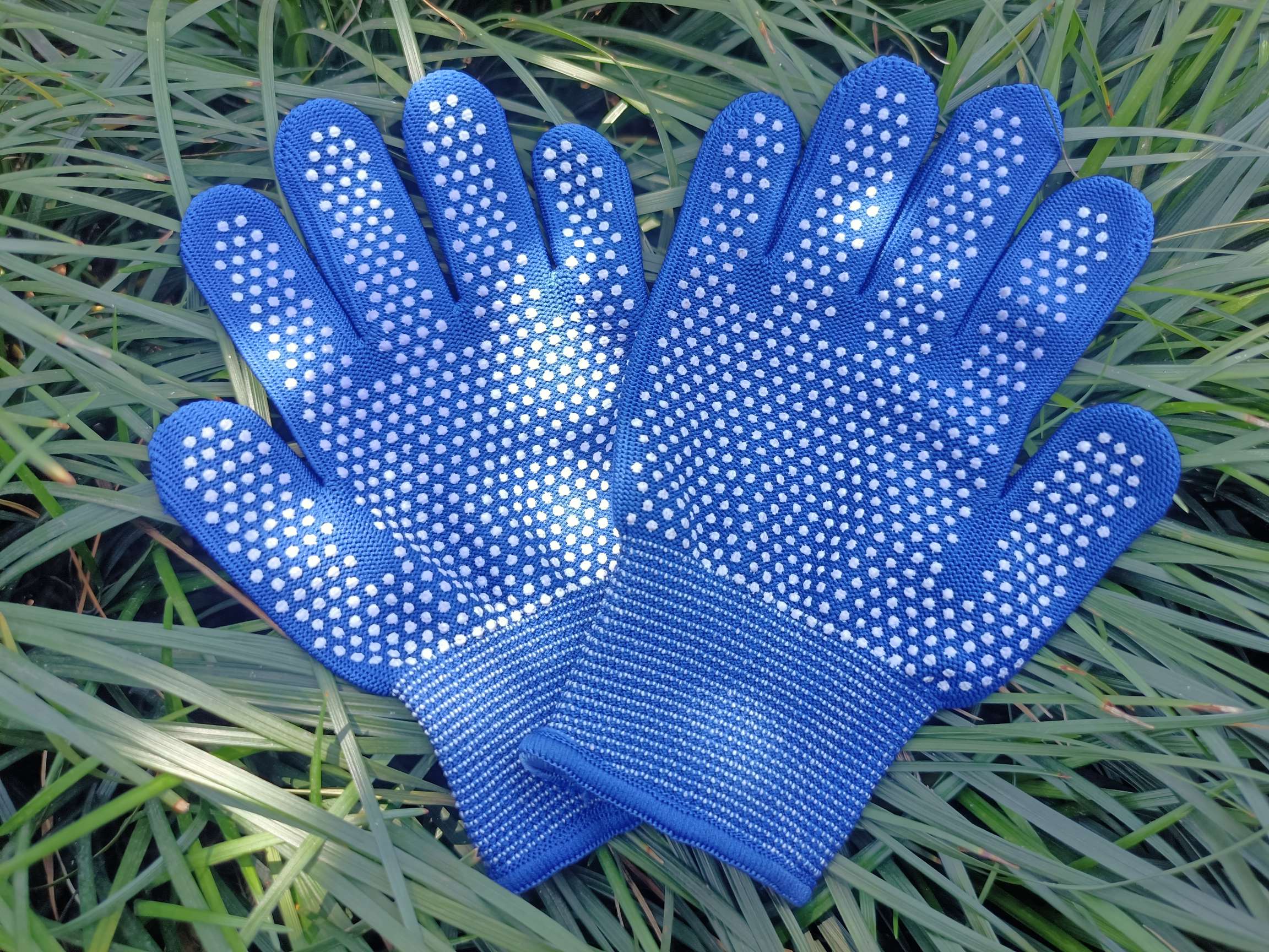 Children's Nylon Dot Plastic Gloves Non-Slip Gloves Blue White Application Scenario