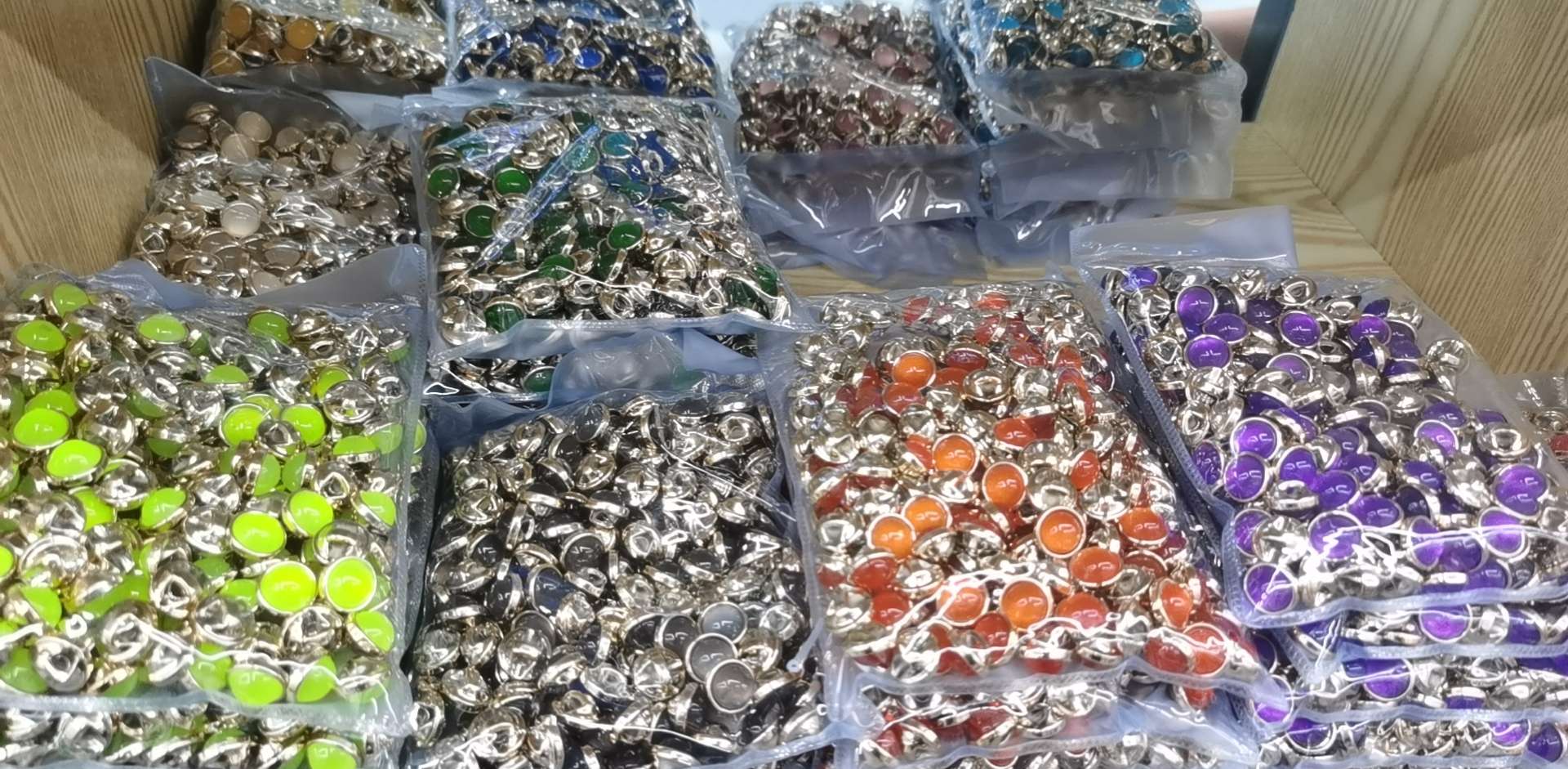 新款金边亮光糖果色衬衣装饰纽扣塑料纽扣 彩色纽扣 幼儿园儿童diy扣工装扣 两眼面包扣 宝宝纽扣详情9