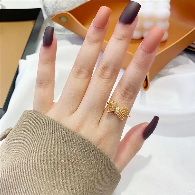 Chenglong Jewelry's niche design of a genuine gold ring with feminine charm, diamond-encrusted index finger ring, geometric hollowed-out bow ring CL01060-40 Specification image