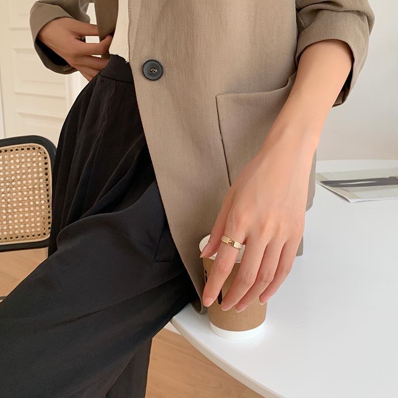 Chenglong Jewelry's fashionable Japanese light luxury ring, women's personality, ins trendy style, versatile food ring, micro-set, exquisite and simple joint CL01075-40 Application Scenario