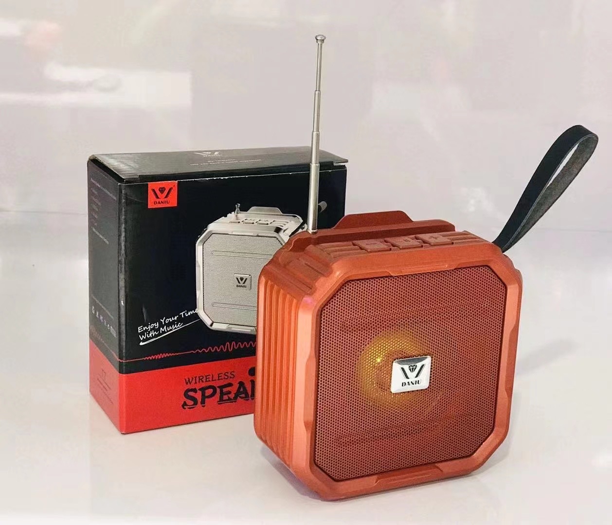 丅 7 بلوتوث السماعات في البطاقة هي اللغة. ميني السماعات BTspeaker الصوتية المحمولة Specification image