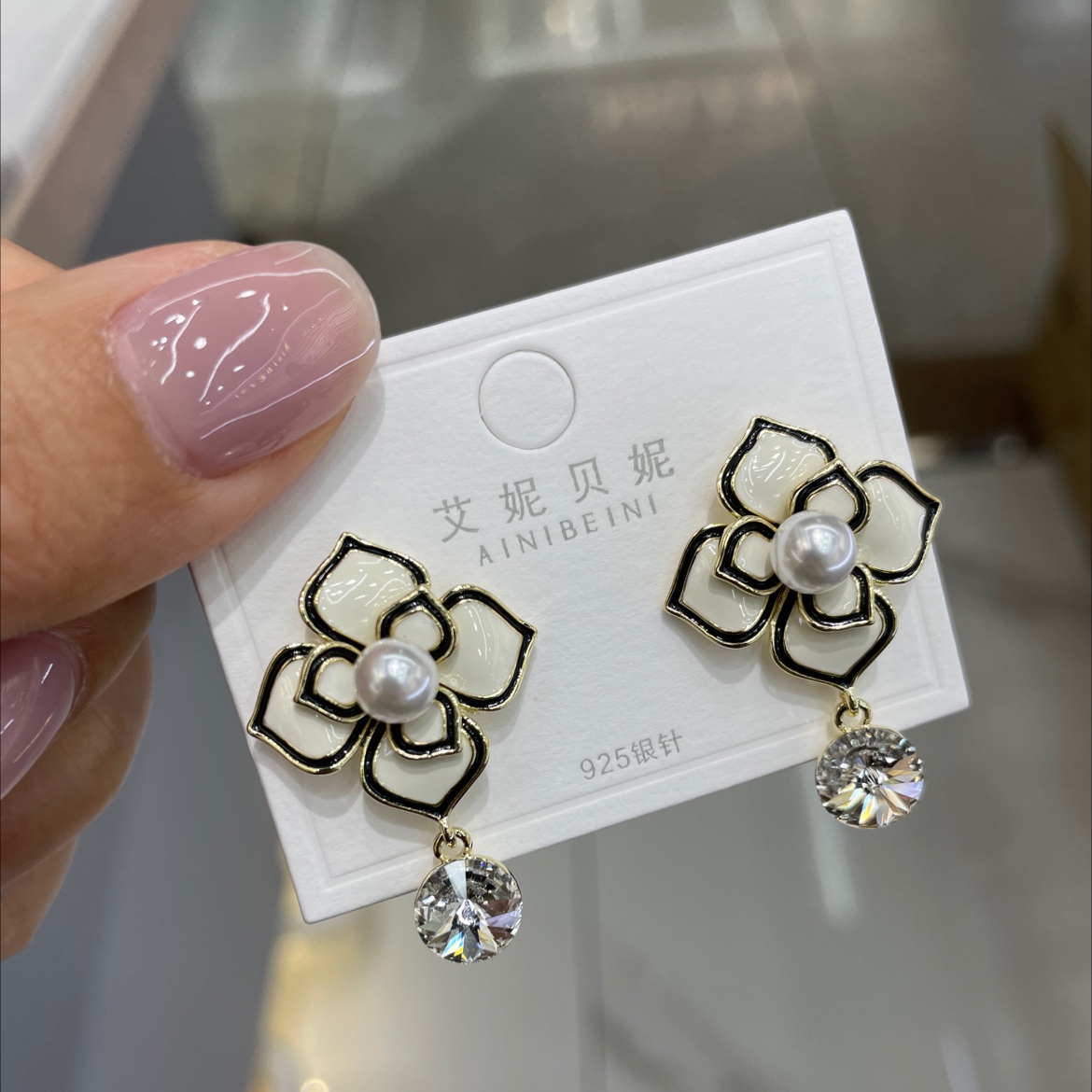 Camellia earrings details Picture