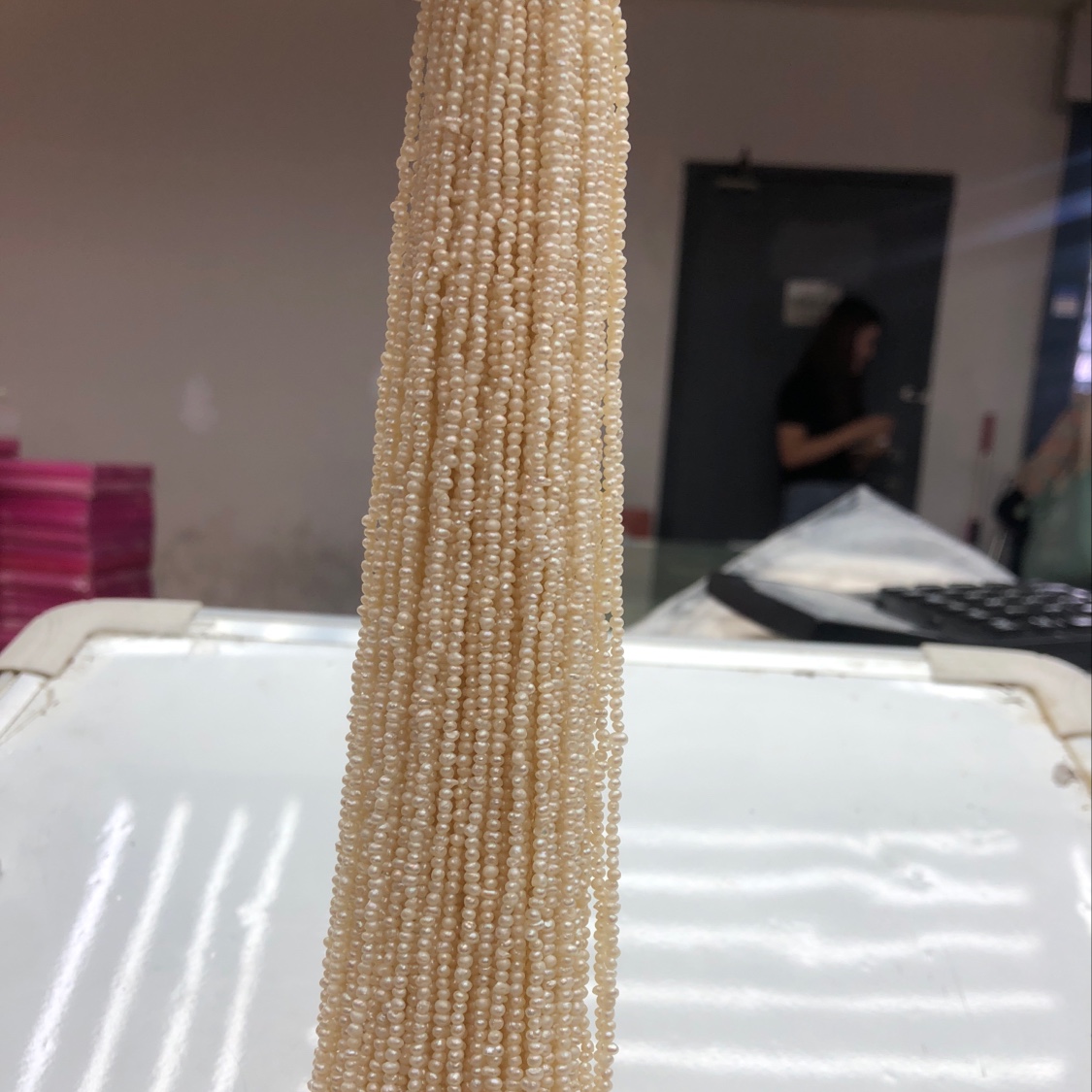天然珍珠2毫米冲团白底实物图