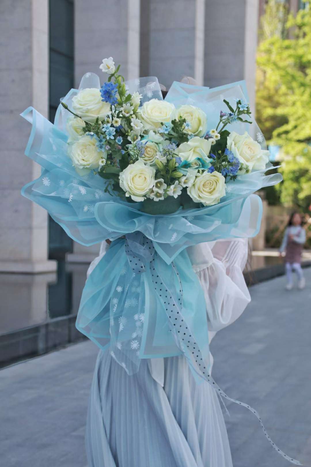 网红~焦点网
                 原创~幻彩波点纱
漂亮的组合花束详情13