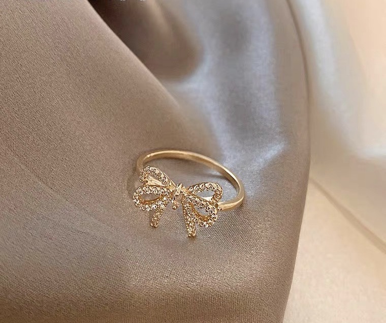 Chenglong Jewelry's trendy ring for women features a unique and fashionable design with a touch of light luxury and a cold style. It is a simple ring with an open index finger. CL01063-40 Application Scenario