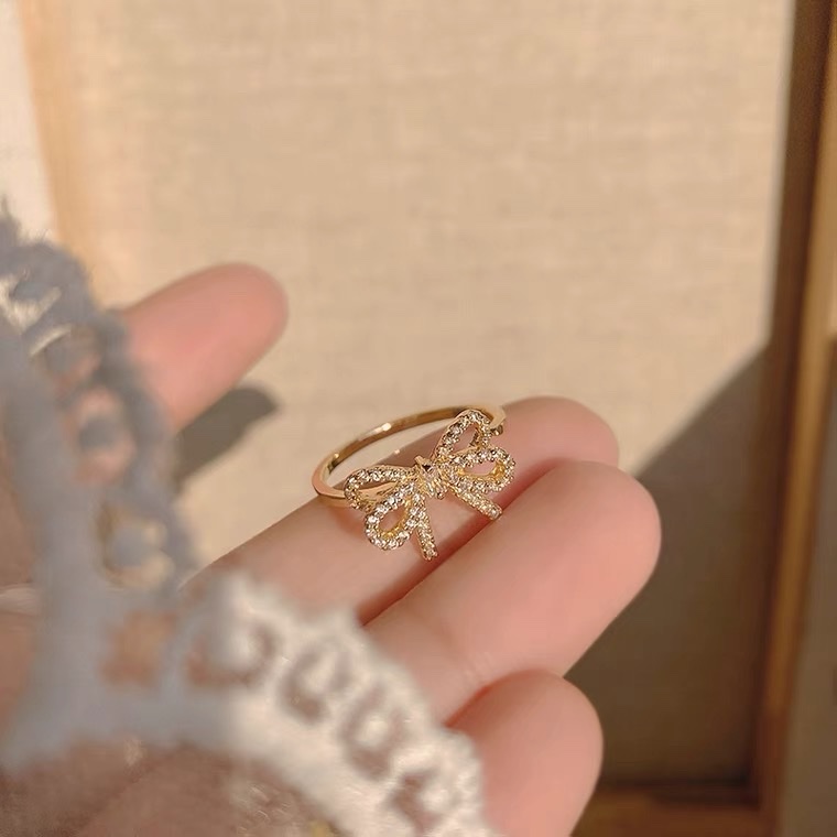 Chenglong Jewelry's trendy ring for women features a unique and fashionable design with a touch of light luxury and a cold style. It is a simple ring with an open index finger. CL01063-40 Specification image