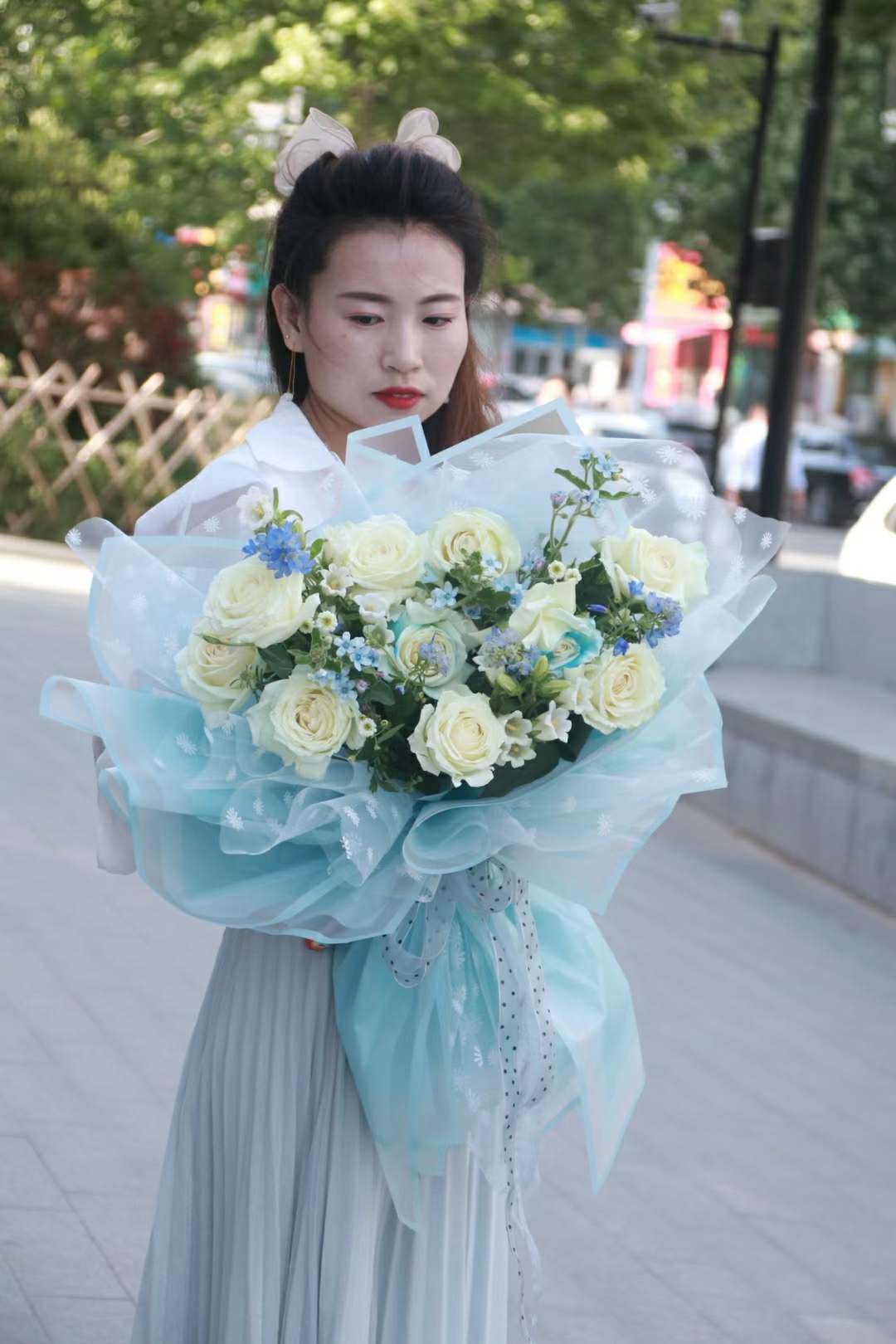 网红~焦点网
                 原创~幻彩波点纱
漂亮的组合花束详情12