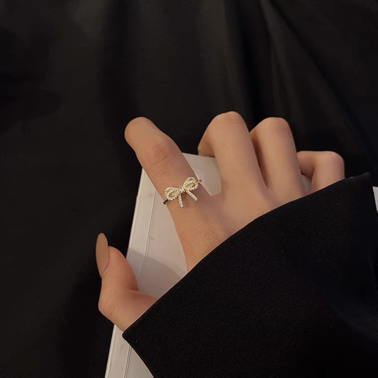 Chenglong Jewelry's trendy ring for women features a unique and fashionable design with a touch of light luxury and a cold style. It is a simple ring with an open index finger. CL01063-40 details Picture