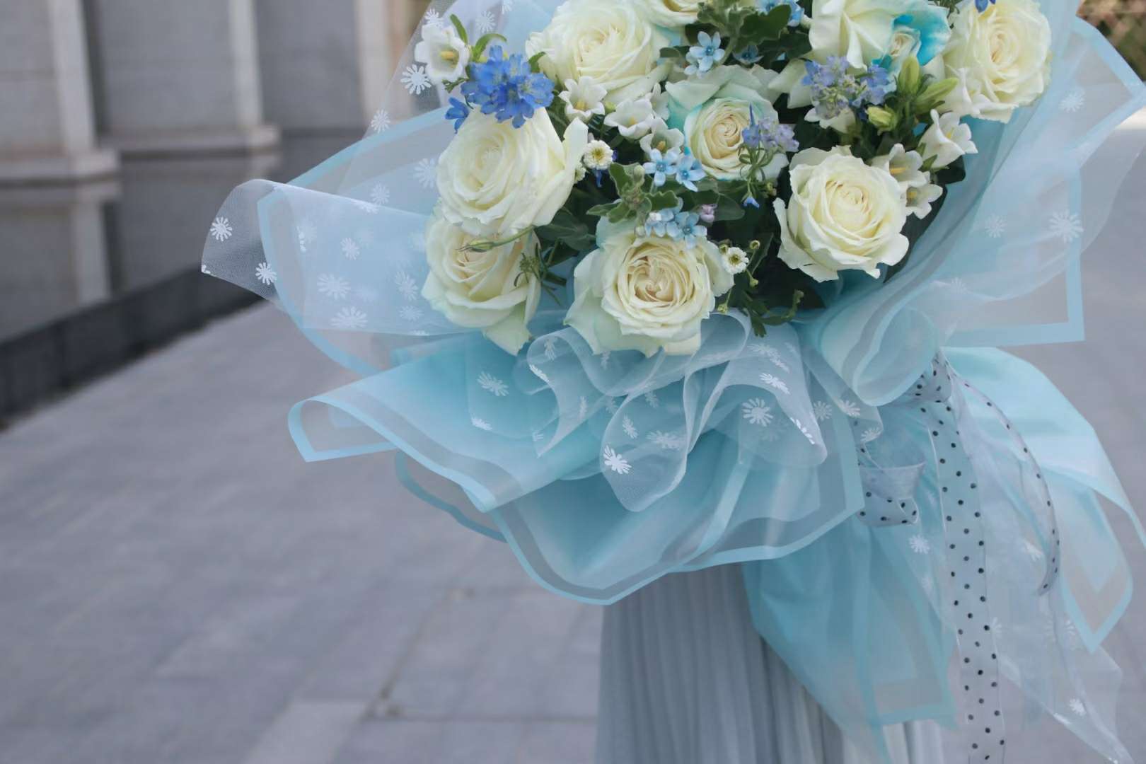 网红~焦点网
                 原创~幻彩波点纱
漂亮的组合花束详情11