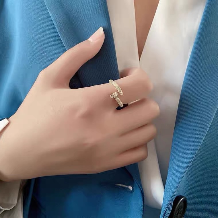 Chenglong Jewelry's women's ring is fashionable, individual, and does not fade. It is a trendy and adjustable decoration for women on Instagram. It is also a popular single person's tail ring CL01065-40 Application Scenario