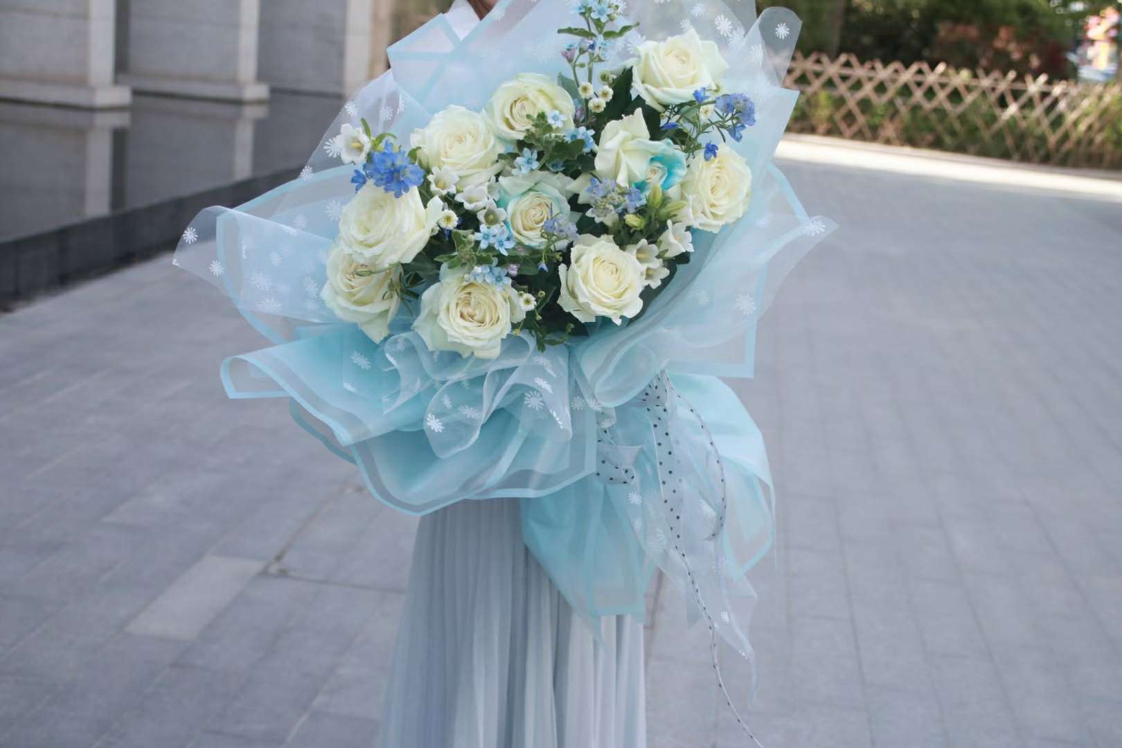 网红~焦点网
                 原创~幻彩波点纱
漂亮的组合花束详情10