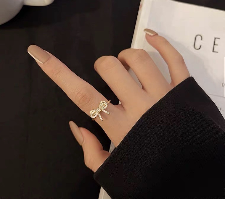 Chenglong Jewelry's trendy ring for women features a unique and fashionable design with a touch of light luxury and a cold style. It is a simple ring with an open index finger. CL01063-40 Item Picture