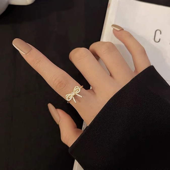 Chenglong Jewelry's trendy ring for women features a unique and fashionable design with a touch of light luxury and a cold style. It is a simple ring with an open index finger. CL01063-40