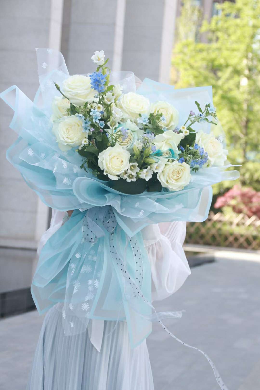 网红~焦点网
                 原创~幻彩波点纱
漂亮的组合花束详情7